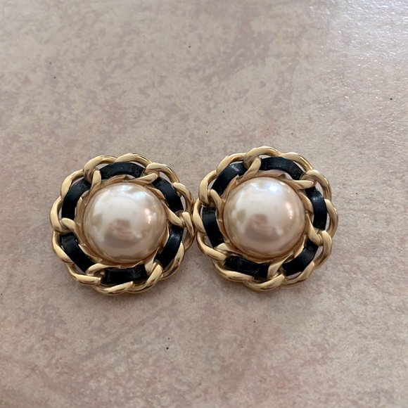 🤩Host Pick🤩 Classic French fashion clip on earrings - Picture 1 of 2